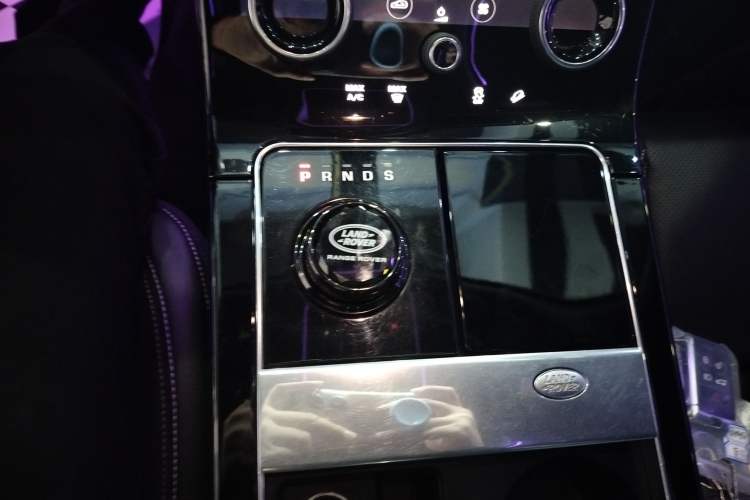 Used Land Rover Range Velar 2019 250 PS R-DYNAMIC S Gear Lever