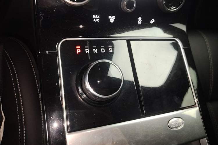 Used Land Rover Range Velar 2019 250 PS R-DYNAMIC S Gear Lever