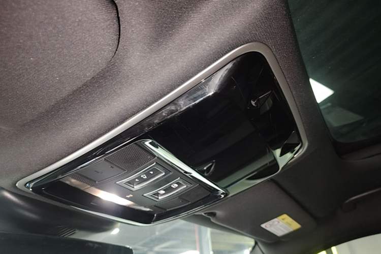 Used Land Rover Range Velar 2019 250 PS R-DYNAMIC S Headliner