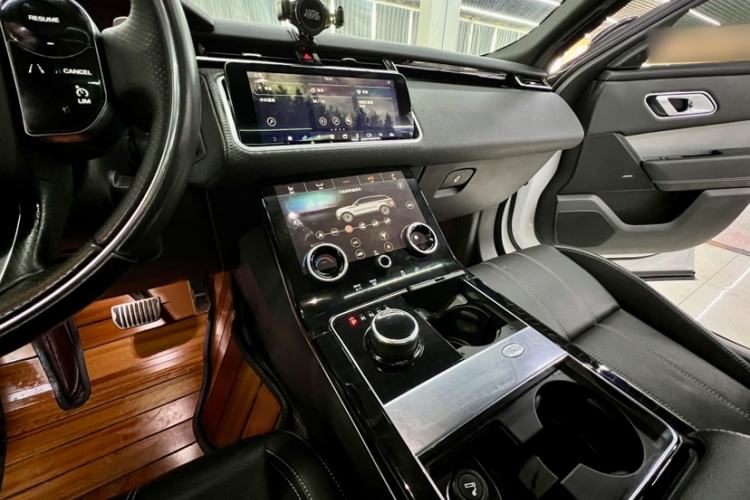 Used Land Rover Range Velar 2019 250 PS R-DYNAMIC S Interior 3