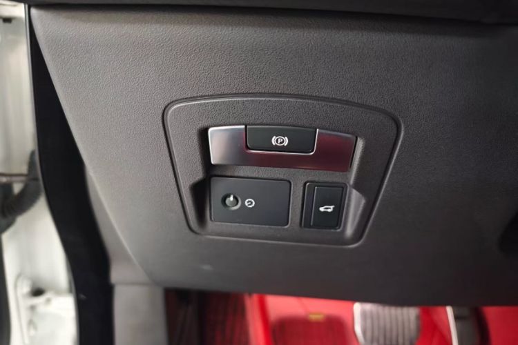 Used Land Rover Range Velar 2019 250 PS R-DYNAMIC S Interior 7