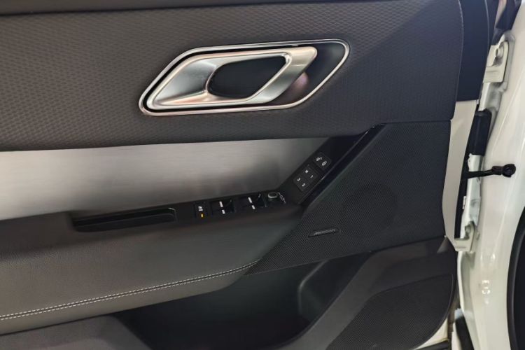 Used Land Rover Range Velar 2019 250 PS R-DYNAMIC S Interior 8