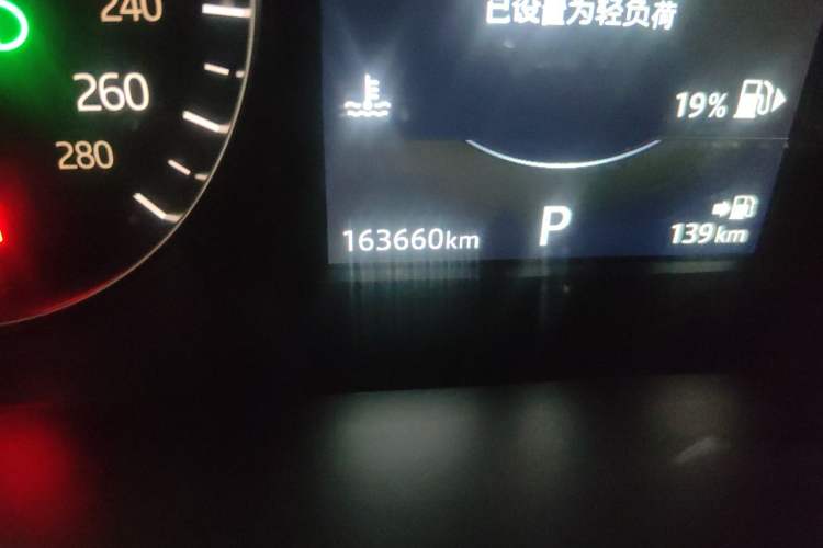 Used Land Rover Range Velar 2019 250 PS R-DYNAMIC S Odometer Close Up