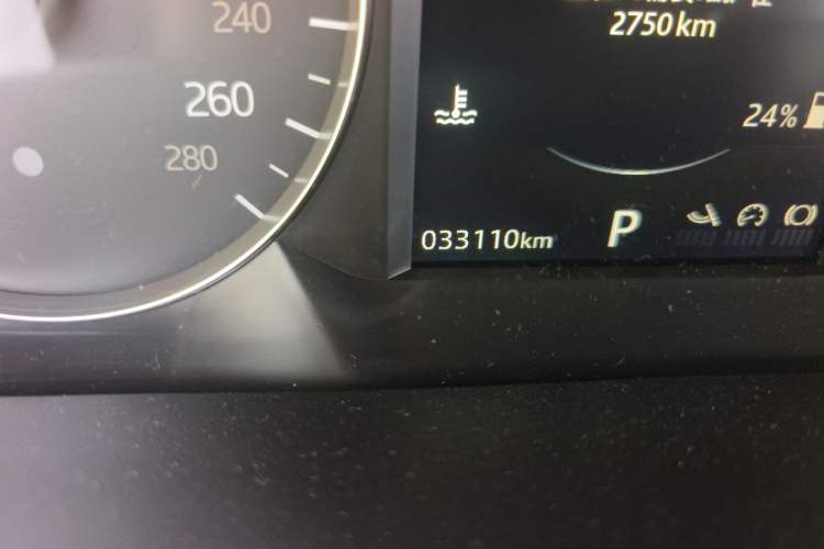 Used Land Rover Range Velar 2019 250 PS Odometer Close Up