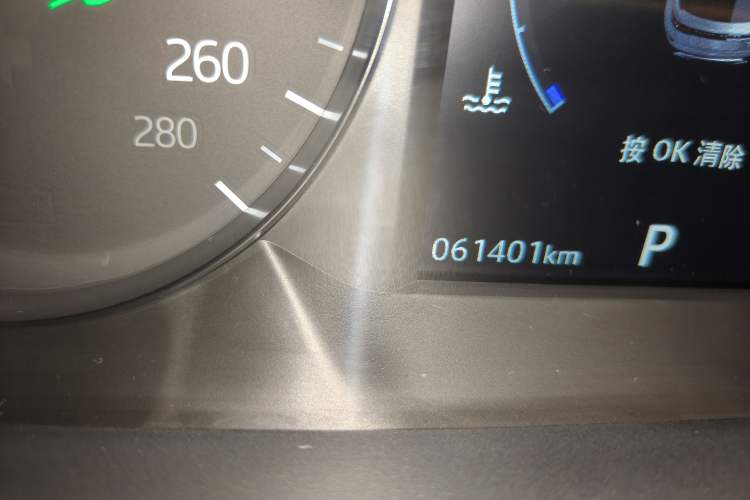 Used Land Rover Range Velar 2019 250 PS Odometer Close Up