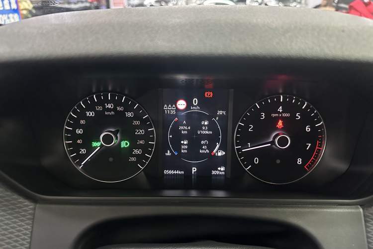 Used Land Rover Range Velar 2019 250 PS Odometer Close Up