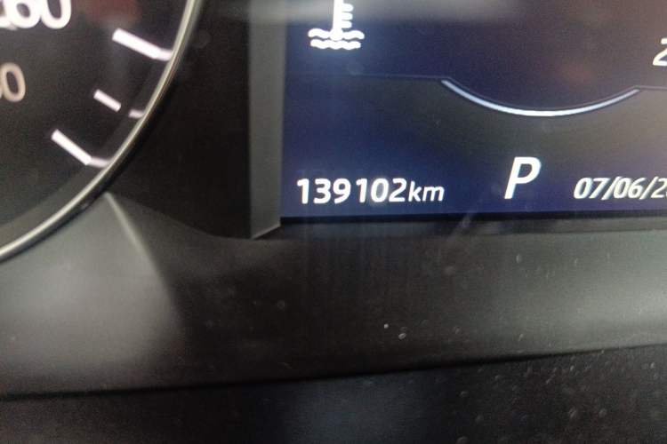 Used Land Rover Range Velar 2019 250 PS R-DYNAMIC S Odometer Close Up