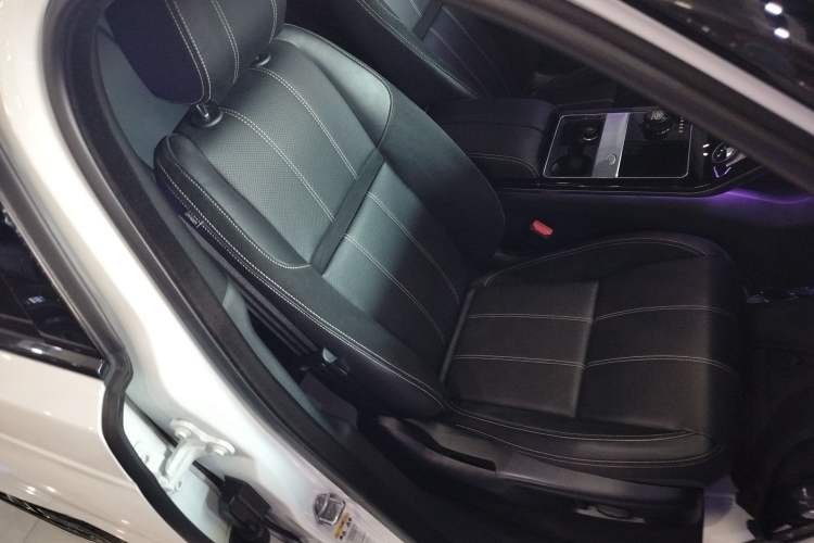 Used Land Rover Range Velar 2019 250 PS R-DYNAMIC S Right Front Seat