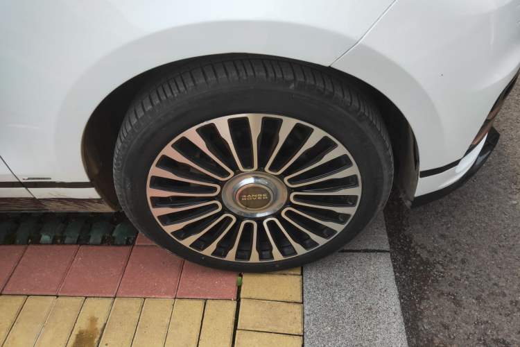 Used Land Rover Range Velar 2019 250 PS R-DYNAMIC S Right Front Wheel Hub