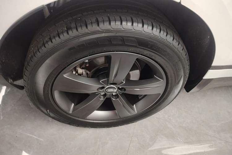 Used Land Rover Range Velar 2019 250 PS R-DYNAMIC S Right Rear Wheel Hub