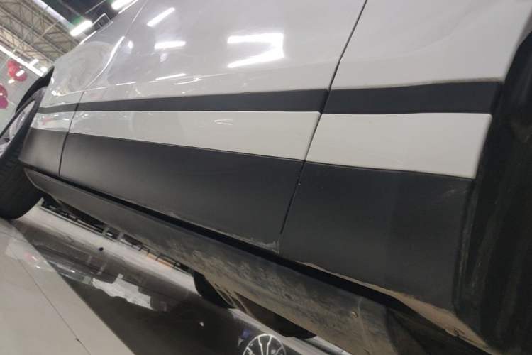 Used Land Rover Range Velar 2019 250 PS Right Side Sill