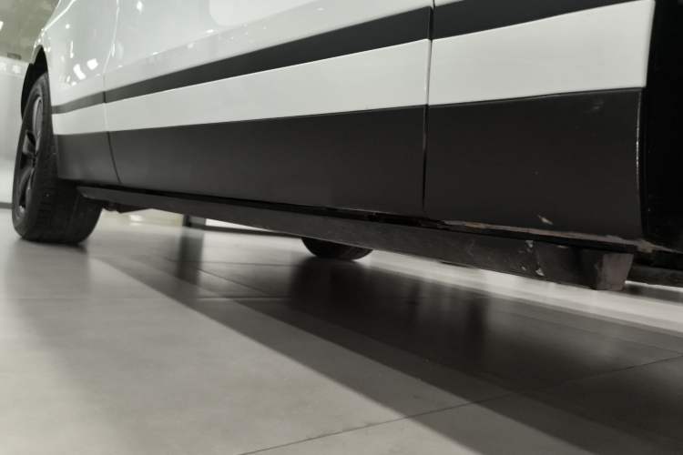 Used Land Rover Range Velar 2019 250 PS Right Side Sill