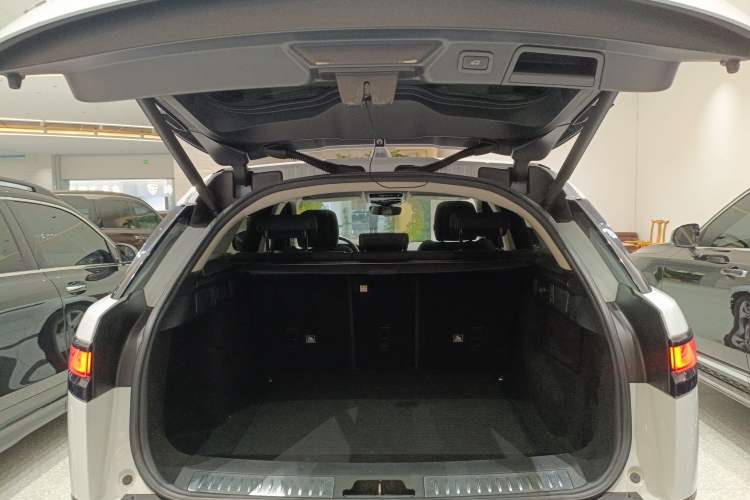 Used Land Rover Range Velar 2019 250 PS Trunk