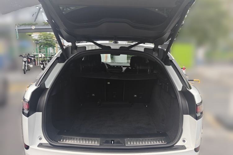Used Land Rover Range Velar 2019 250 PS R-DYNAMIC S Trunk