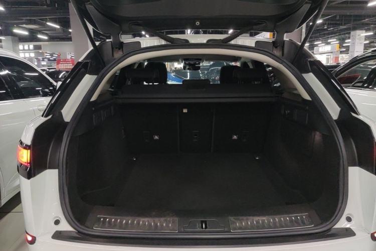 Used Land Rover Range Velar 2019 250 PS Trunk