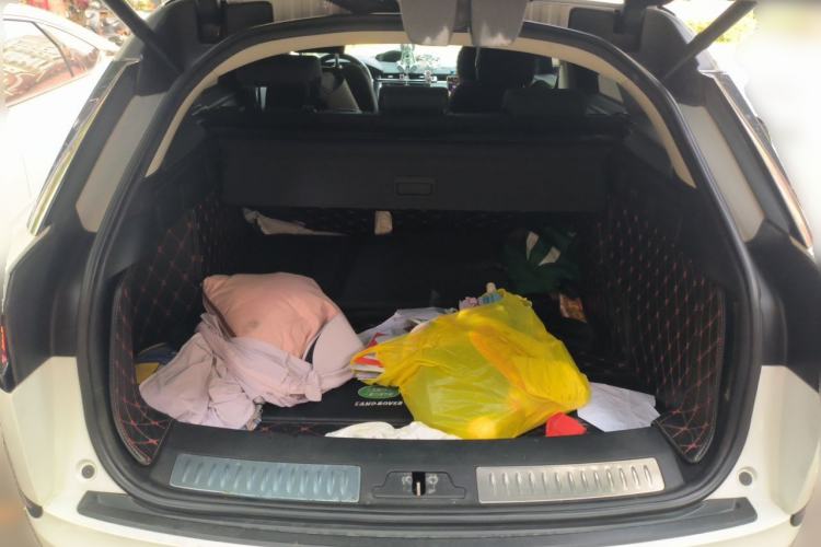 Used Land Rover Range Velar 2019 250 PS Trunk