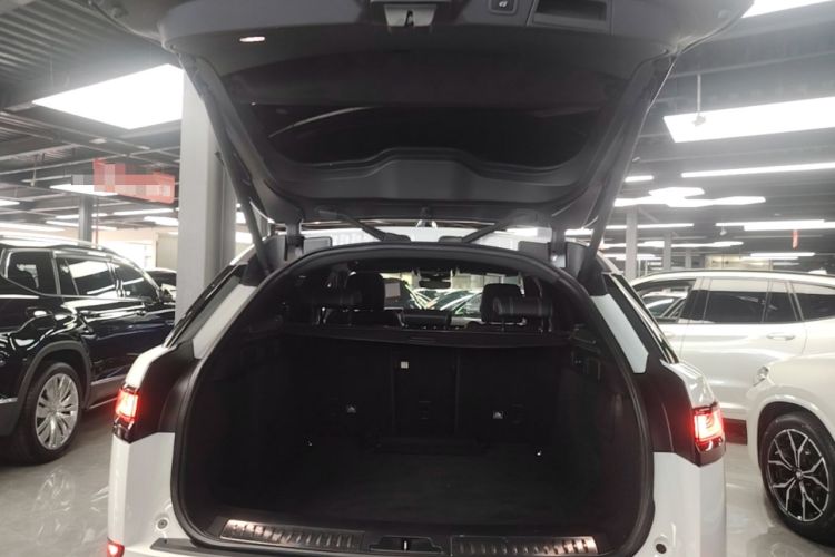 Used Land Rover Range Velar 2019 250 PS R-DYNAMIC S Trunk