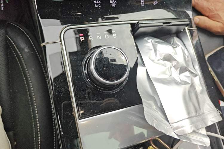 Used Land Rover Range Velar 2020 P250 R-DYNAMIC S Gear Lever