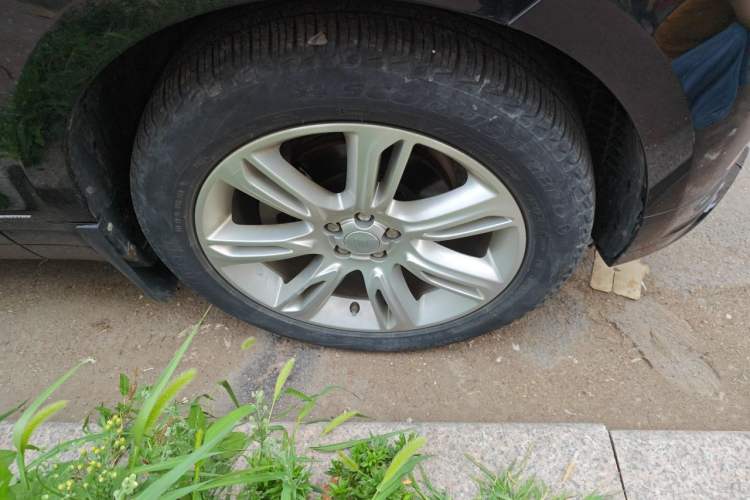 Used Land Rover Range Velar 2020 P250 R-DYNAMIC S Right Front Wheel Hub