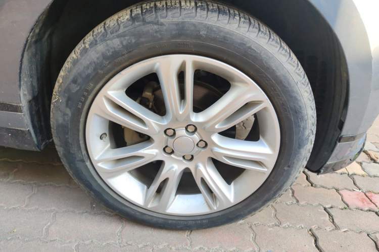 Used Land Rover Range Velar 2020 P250 R-DYNAMIC S Right Front Wheel Hub