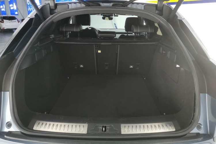 Used Land Rover Range Velar 2020 P250 R-DYNAMIC S Trunk
