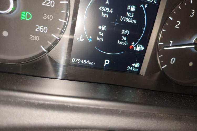 Used Land Rover Range Velar 2020 P250 R-DYNAMIC S Odometer Close Up