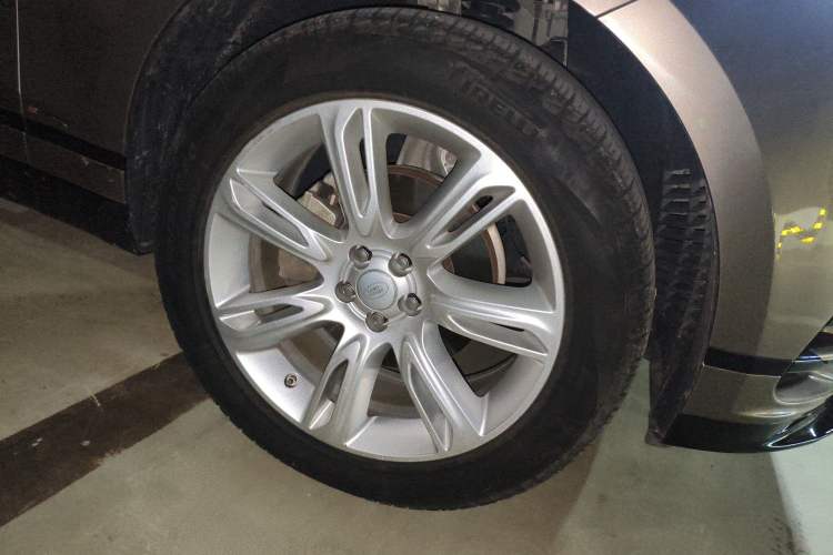 Used Land Rover Range Velar 2020 P250 R-DYNAMIC S Right Front Wheel Hub