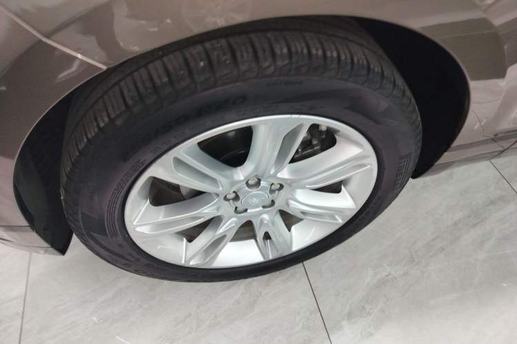 Used Land Rover Range Velar 2020 P250 R-DYNAMIC S Left Front Wheel Hub