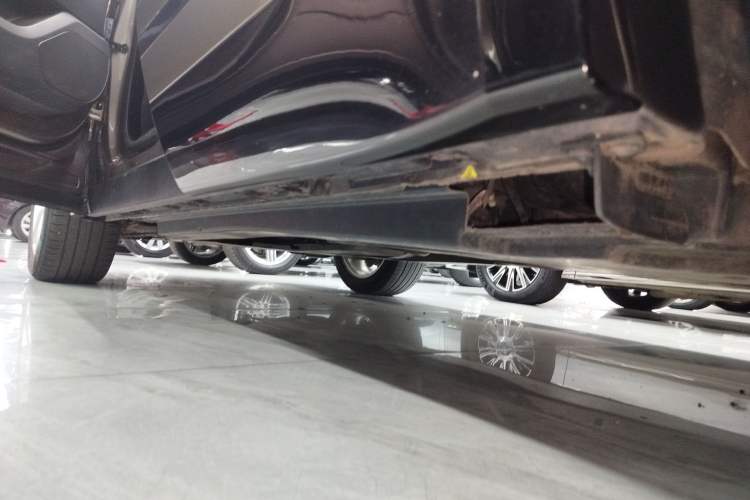 Used Land Rover Range Velar 2020 P250 R-DYNAMIC S Left Side Sill
