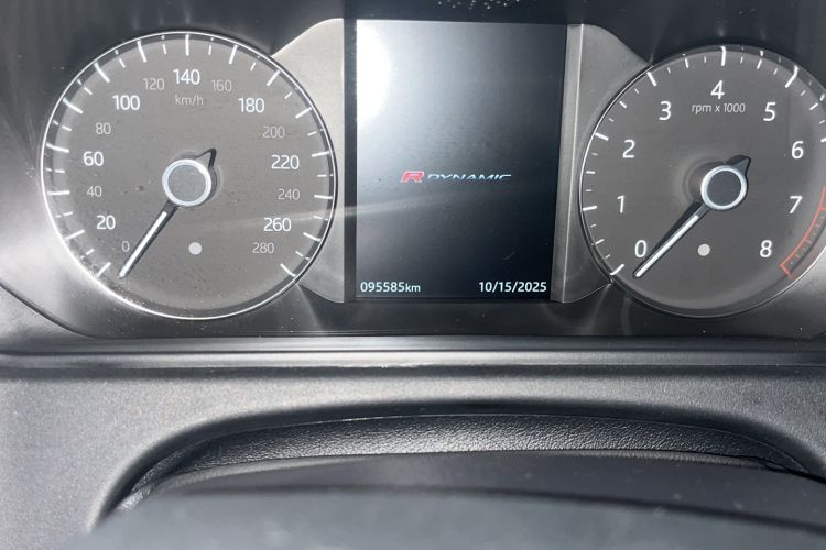Used Land Rover Range Velar 2020 P250 R-DYNAMIC S Odometer Close Up
