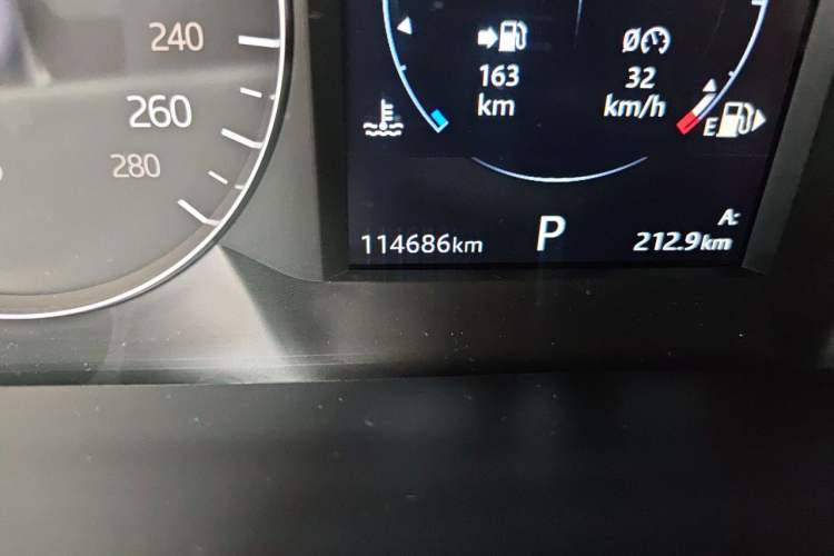 Used Land Rover Range Velar 2020 P340 R-DYNAMIC S Odometer Close Up