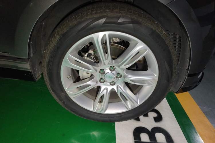 Used Land Rover Range Velar 2020 P250 R-DYNAMIC S Right Front Wheel Hub