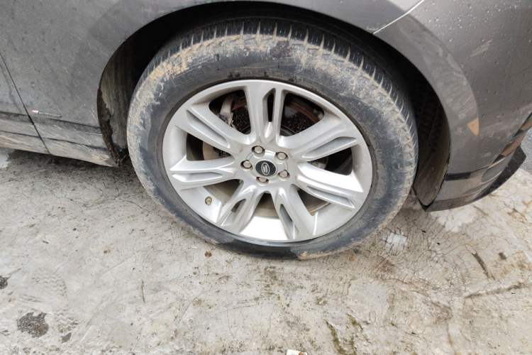 Used Land Rover Range Velar 2020 P250 R-DYNAMIC S Right Front Wheel Hub