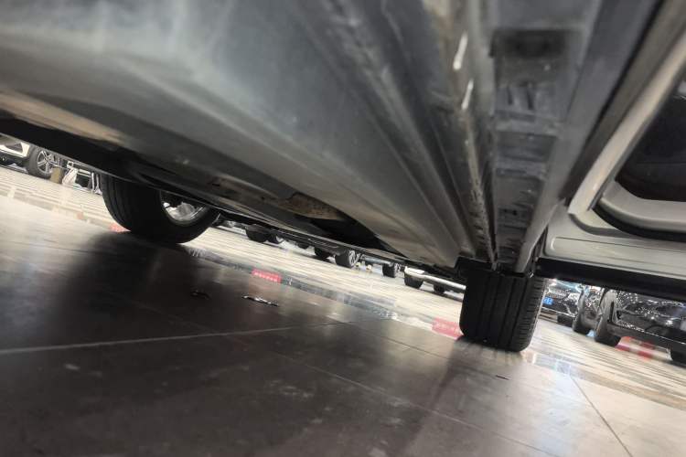 Used Land Rover Range Velar 2020 P250 R-DYNAMIC S Right Side Sill