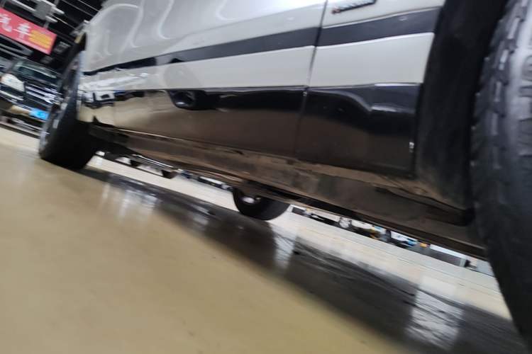 Used Land Rover Range Velar 2020 P250 R-DYNAMIC S Right Side Sill