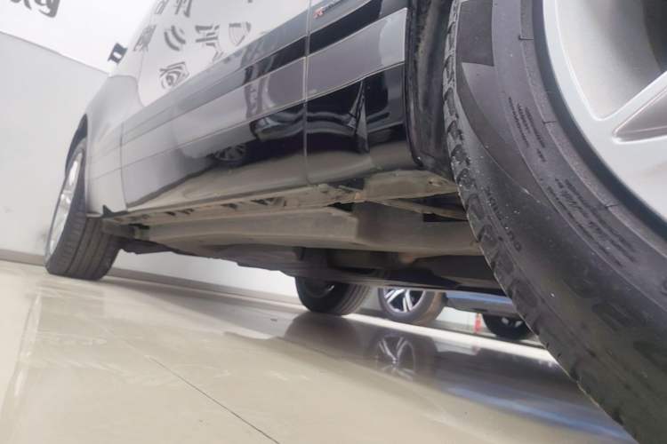 Used Land Rover Range Velar 2020 P250 R-DYNAMIC S Right Side Sill