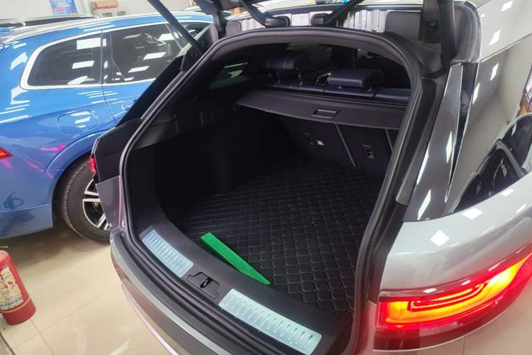 Used Land Rover Range Velar 2020 P250 R-DYNAMIC S Trunk