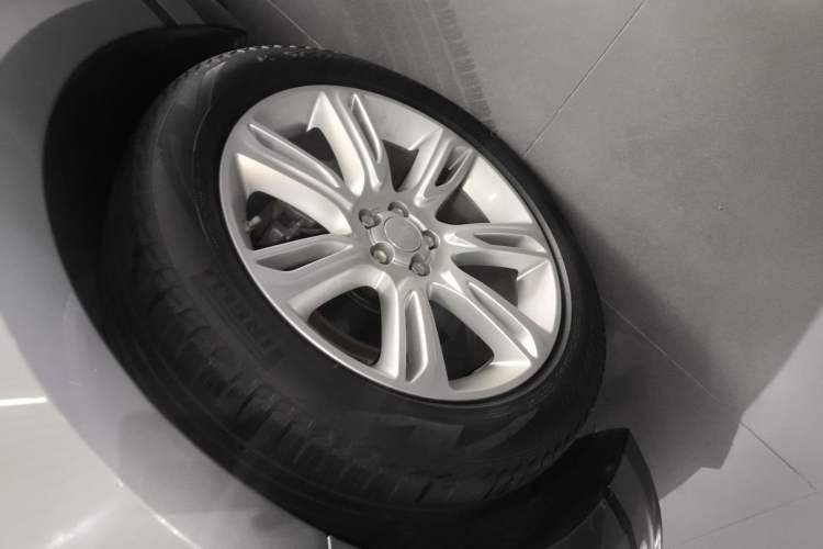 Used Land Rover Range Velar 2020 P250 R-DYNAMIC S Left Front Wheel Hub