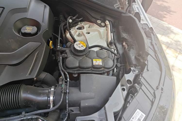 Used Land Rover Range Velar 2020 P250 R-DYNAMIC S Engine Bay Left