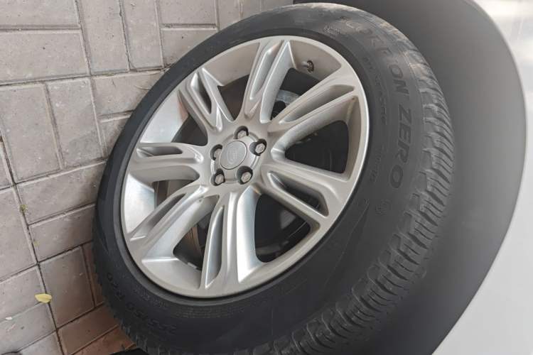 Used Land Rover Range Velar 2020 P250 R-DYNAMIC S Right Front Wheel Hub
