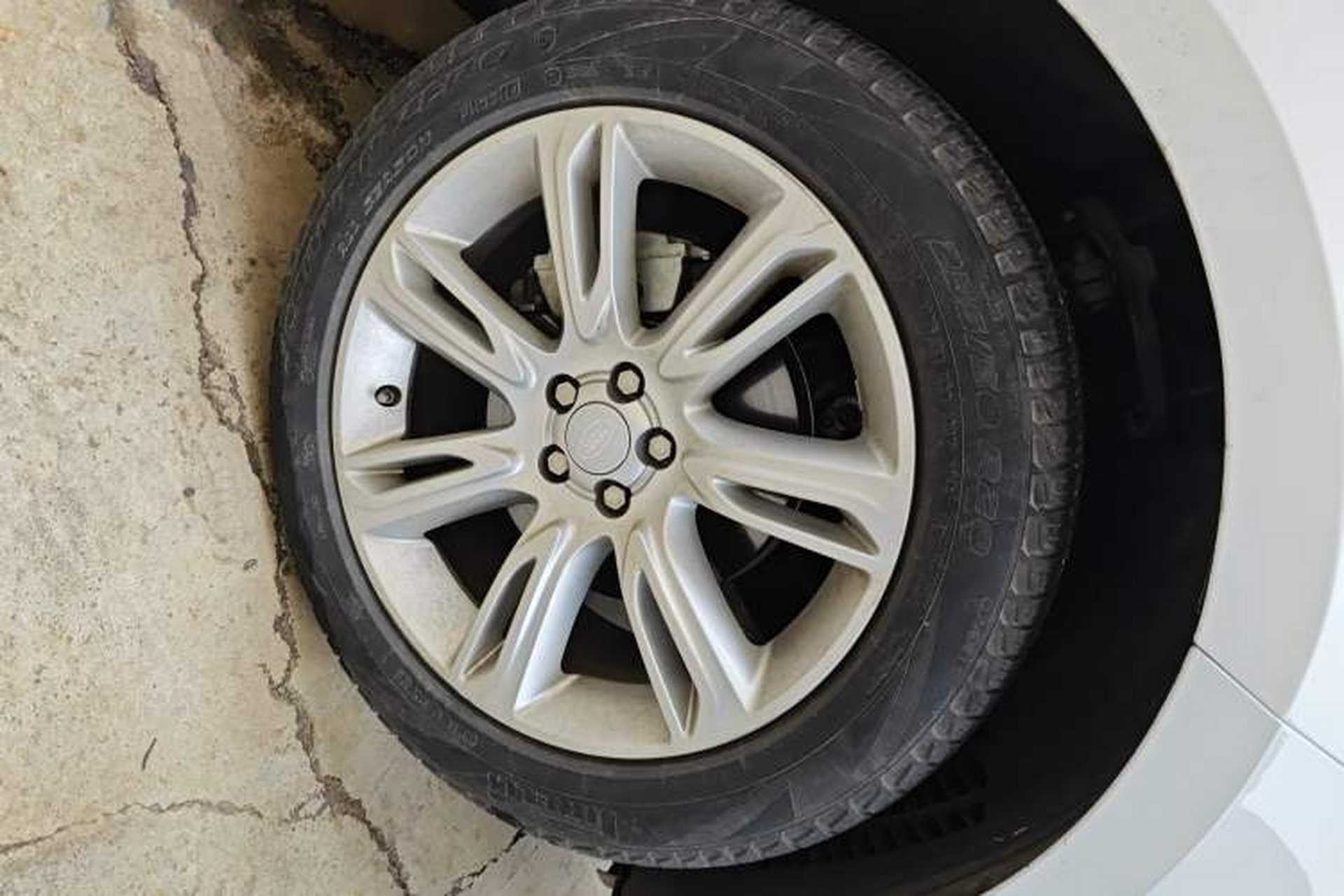 Used Land Rover Range Velar 2020 P250 R-DYNAMIC S Right Front Wheel Hub