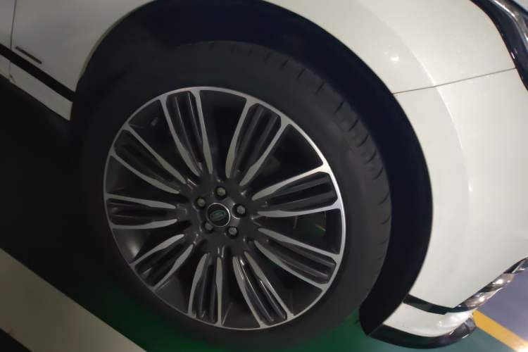 Used Land Rover Range Velar 2020 P340 R-DYNAMIC S Right Front Wheel Hub