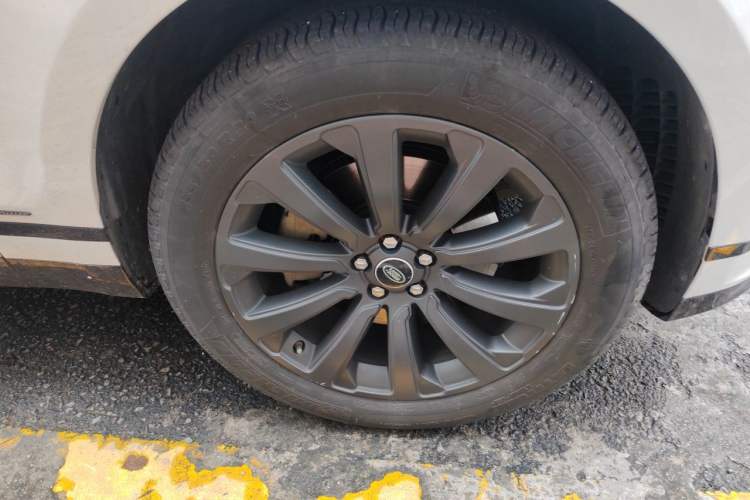 Used Land Rover Range Velar 2020 P340 R-DYNAMIC S Right Front Wheel Hub