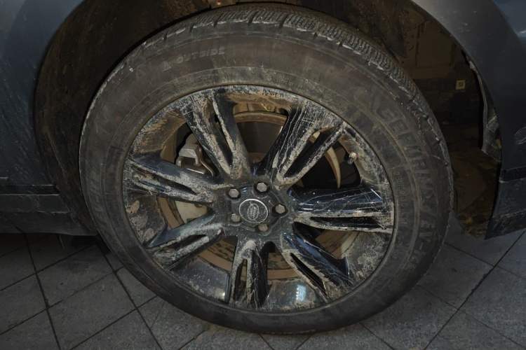Used Land Rover Range Velar 2021 P250 Sparkling Black Limited Edition Right Front Wheel Hub