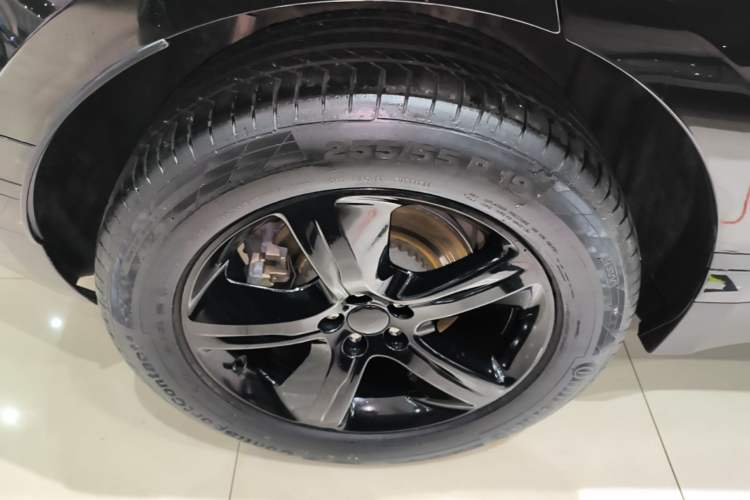 Used Land Rover Range Velar 2021 P250 model Right Rear Wheel Hub