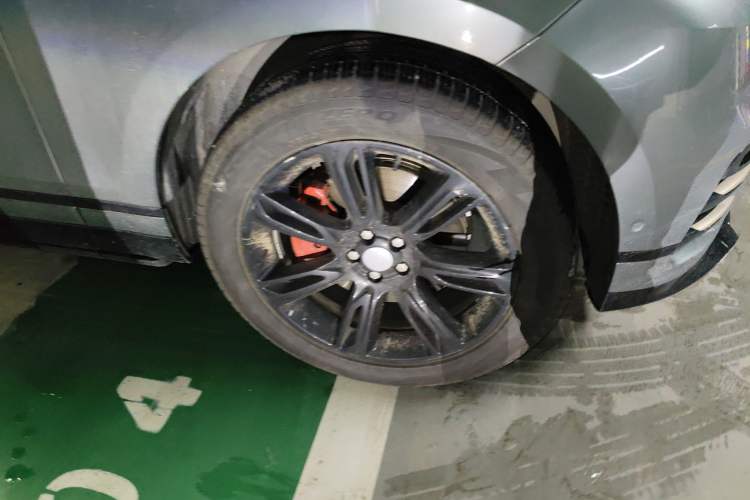 Used Land Rover Range Velar 2021 P250 Sparkling Black Limited Edition Right Front Wheel Hub