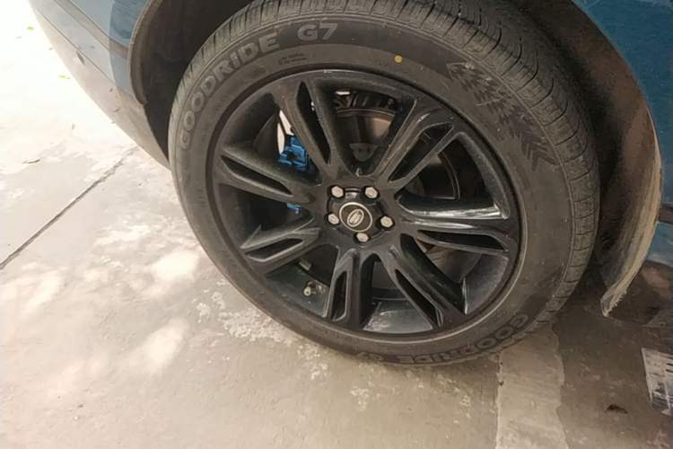 Used Land Rover Range Velar 2021 P250 Sparkling Black Limited Edition Right Rear Wheel Hub