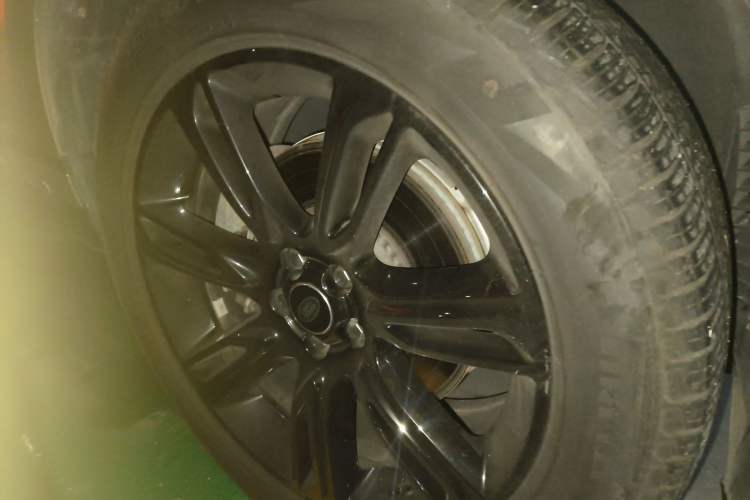 Used Land Rover Range Velar 2021 P250 Sparkling Black Limited Edition Right Front Wheel Hub