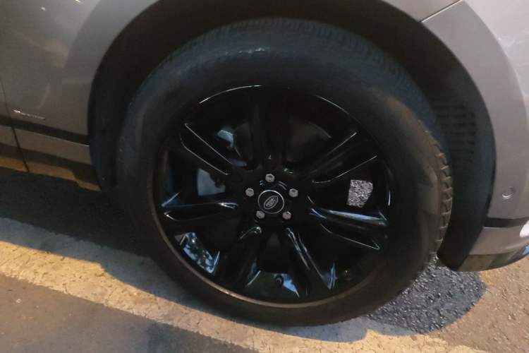 Used Land Rover Range Velar 2021 P250 Sparkling Black Limited Edition Right Front Wheel Hub