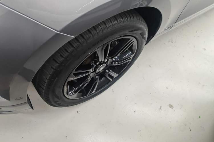 Used Land Rover Range Velar 2021 P250 Sparkling Black Limited Edition Left Front Wheel Hub